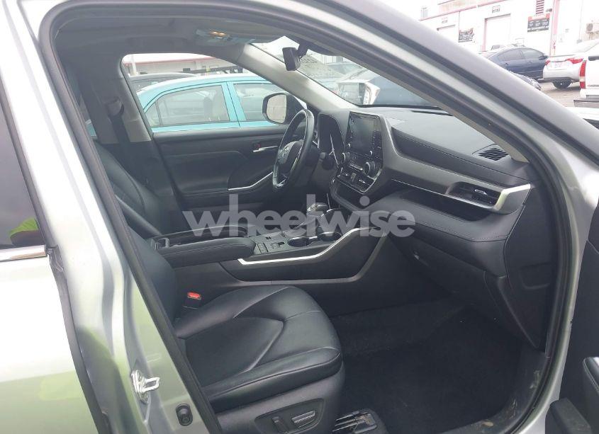 Photo 5 of 2021 Toyota Highlander XLE (VIN 5TDHZRAH7MS519082)