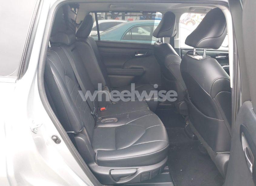 Photo 8 of 2021 Toyota Highlander XLE (VIN 5TDHZRAH7MS519082)