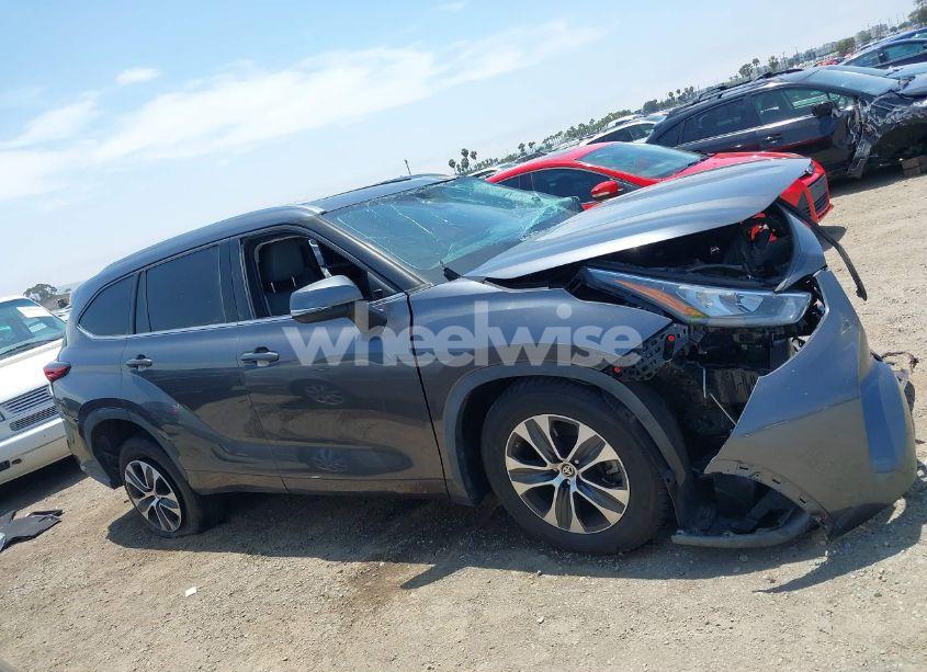 Photo 13 of 2020 Toyota Highlander XLE (VIN 5TDHZRAH9LS015924)