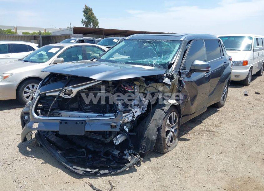 Photo 2 of 2020 Toyota Highlander XLE (VIN 5TDHZRAH9LS015924)