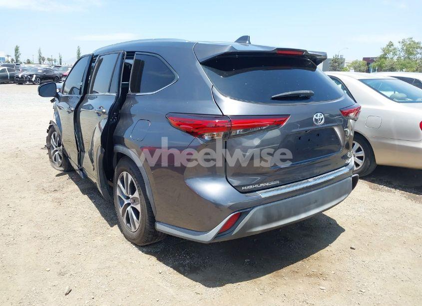 Photo 3 of 2020 Toyota Highlander XLE (VIN 5TDHZRAH9LS015924)