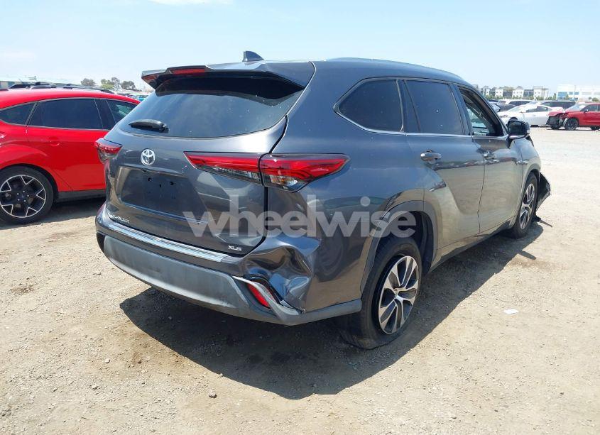 Photo 4 of 2020 Toyota Highlander XLE (VIN 5TDHZRAH9LS015924)