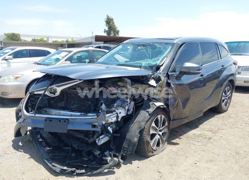 Photo 6 of 2020 Toyota Highlander XLE (VIN 5TDHZRAH9LS015924)