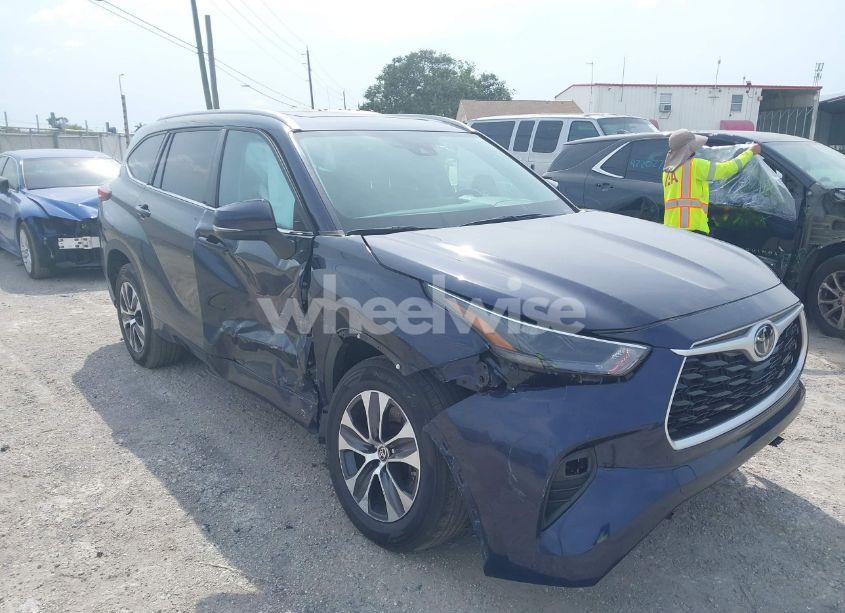 2022 Toyota Highlander XLE (VIN 5TDHZRAHXNS091574) main photo