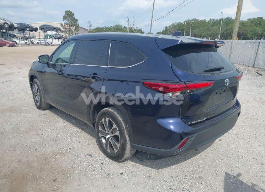 Photo 3 of 2022 Toyota Highlander XLE (VIN 5TDHZRAHXNS091574)