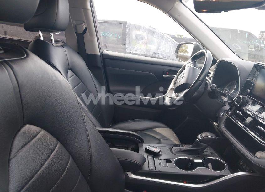 Photo 5 of 2022 Toyota Highlander XLE (VIN 5TDHZRAHXNS091574)