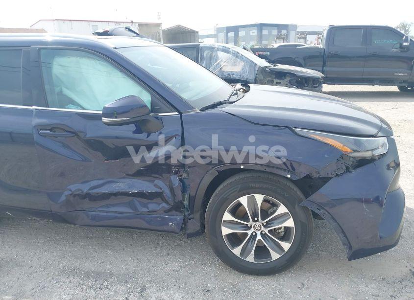 Photo 6 of 2022 Toyota Highlander XLE (VIN 5TDHZRAHXNS091574)