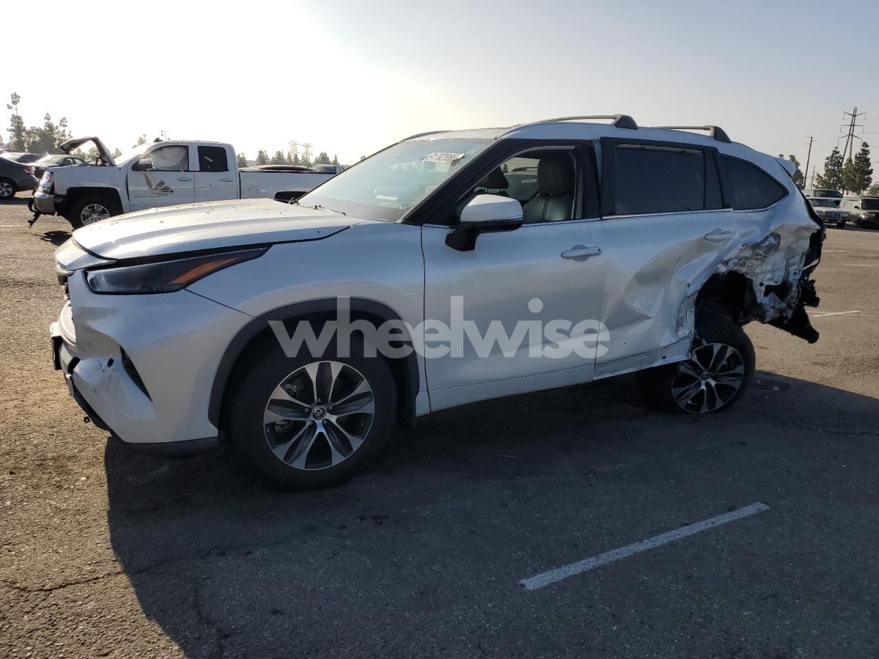 2022 TOYOTA HIGHLANDER XLE (VIN 5TDHZRAHXNS547847) main photo