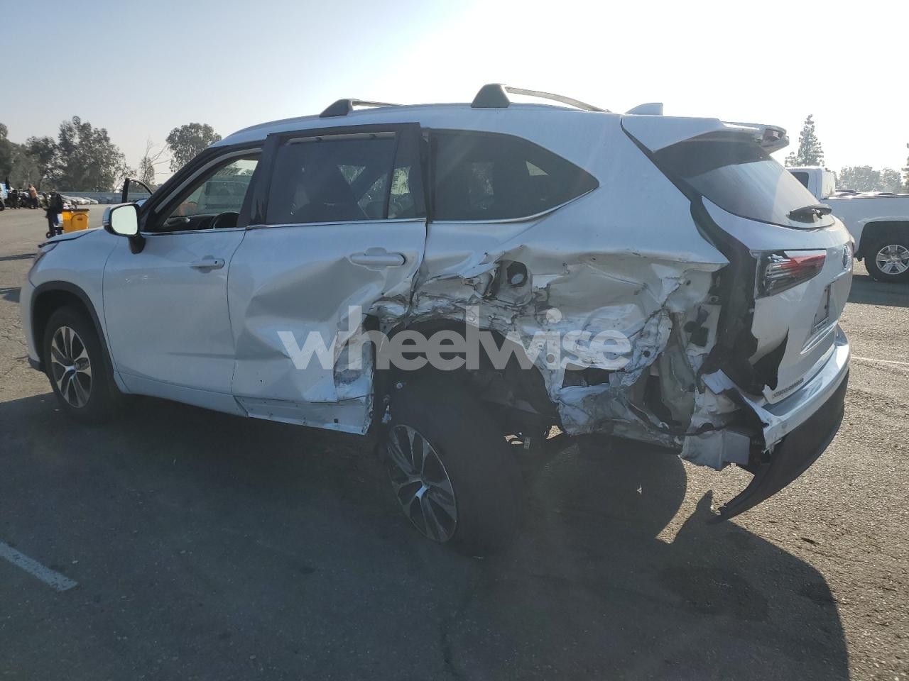 Photo 2 of 2022 TOYOTA HIGHLANDER XLE (VIN 5TDHZRAHXNS547847)