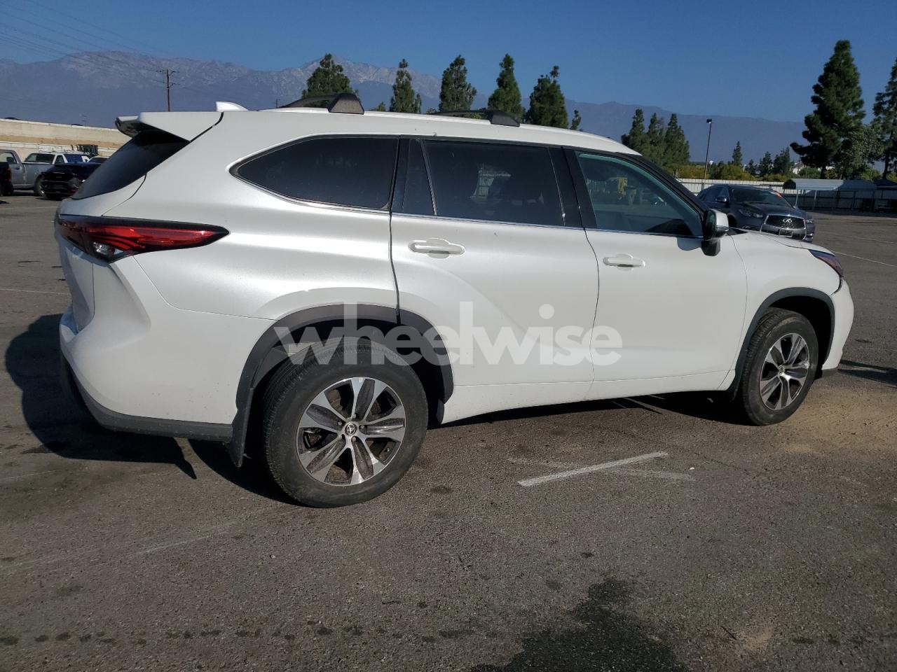 Photo 3 of 2022 TOYOTA HIGHLANDER XLE (VIN 5TDHZRAHXNS547847)