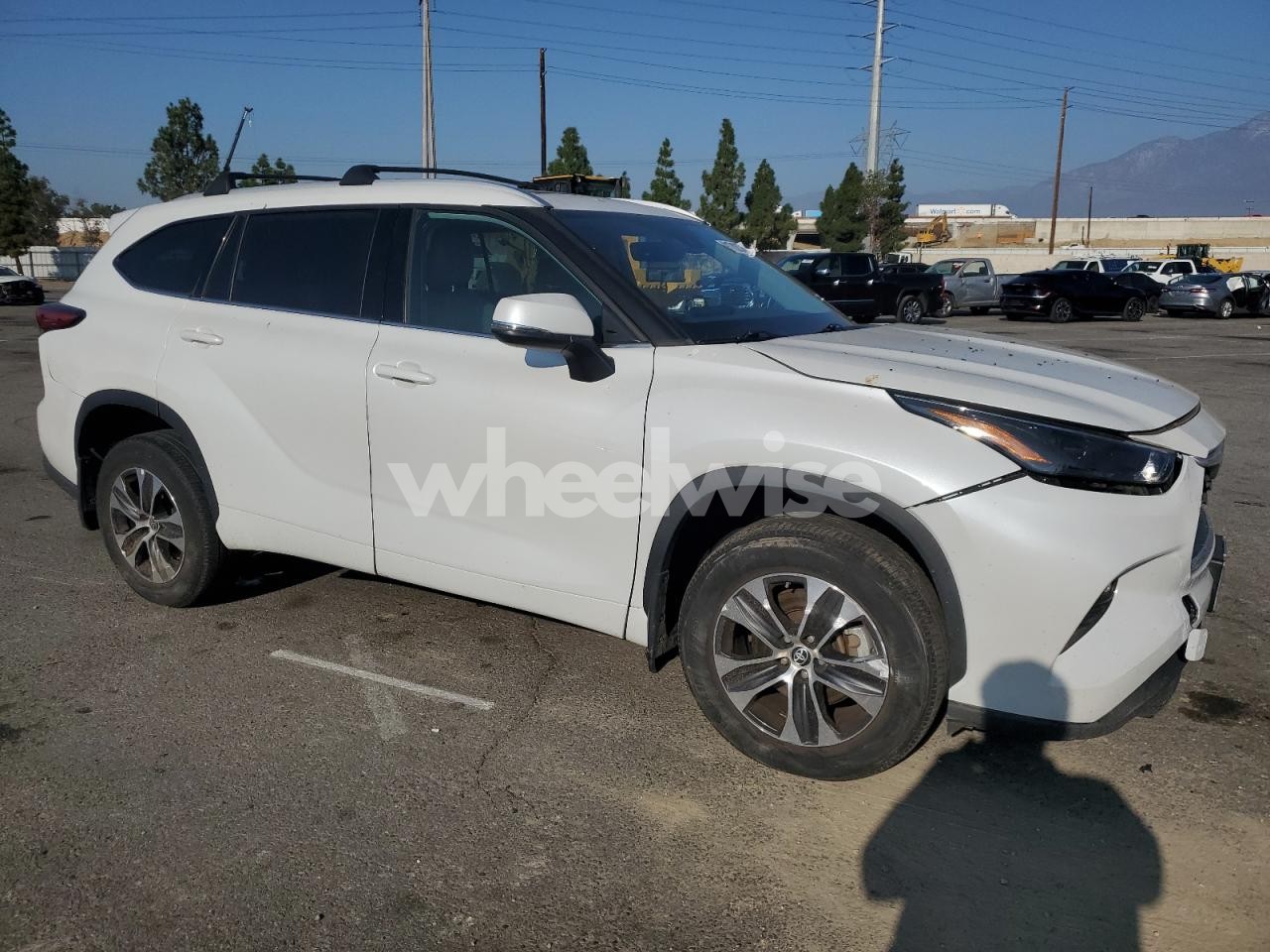 Photo 4 of 2022 TOYOTA HIGHLANDER XLE (VIN 5TDHZRAHXNS547847)