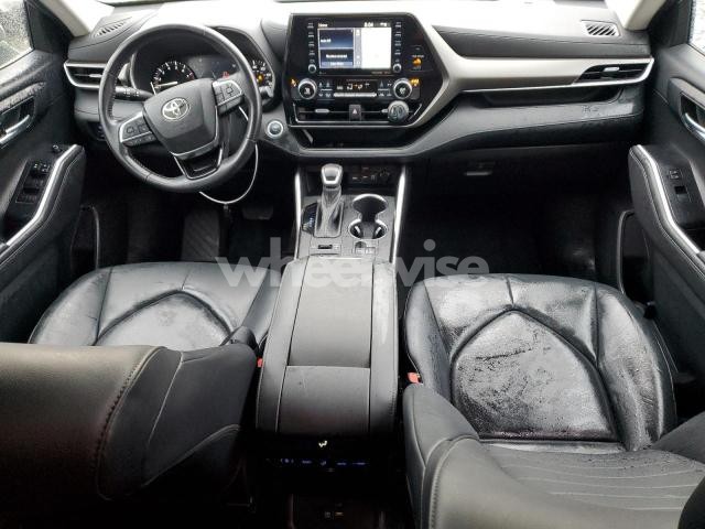 Photo 2 of 2021 TOYOTA HIGHLANDER XLE (VIN 5TDHZRBH0MS128824)
