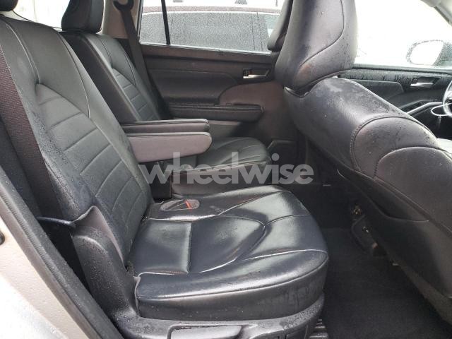 Photo 3 of 2021 TOYOTA HIGHLANDER XLE (VIN 5TDHZRBH0MS128824)