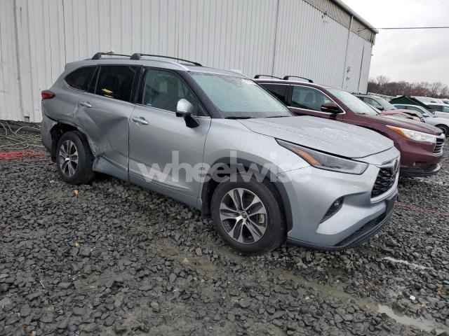 Photo 5 of 2021 TOYOTA HIGHLANDER XLE (VIN 5TDHZRBH0MS128824)
