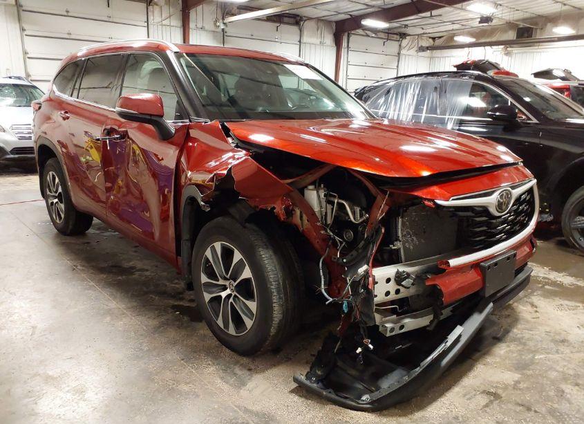 2021 Toyota Highlander XLE (VIN 5TDHZRBH0MS158664) main photo