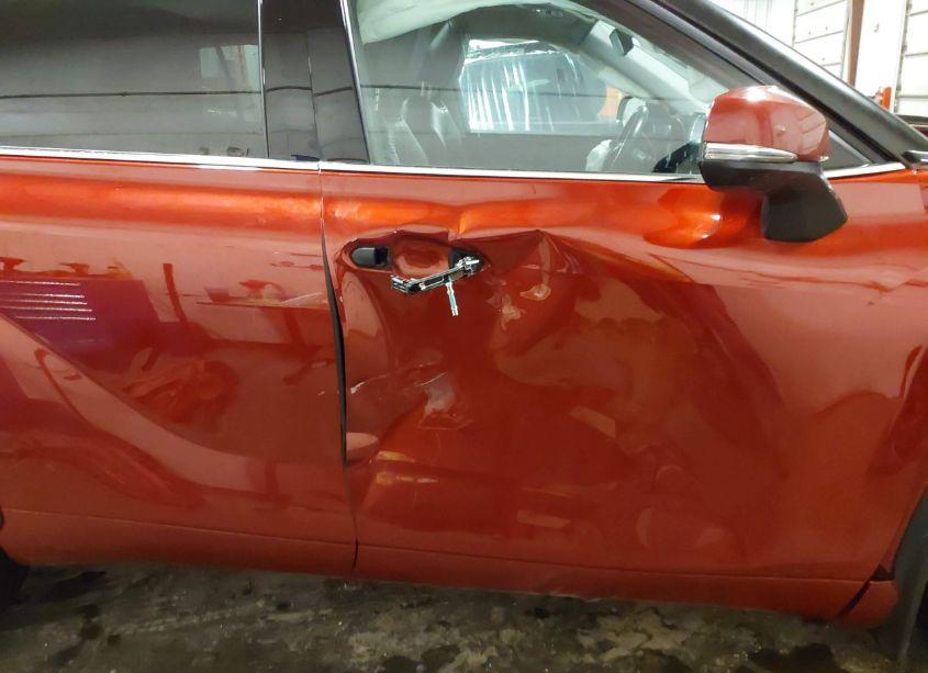 Photo 12 of 2021 Toyota Highlander XLE (VIN 5TDHZRBH0MS158664)