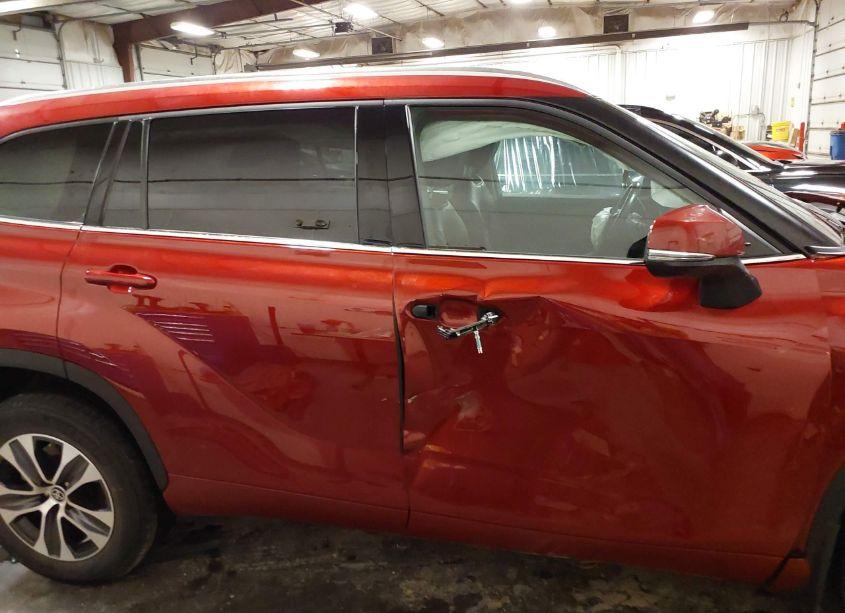 Photo 14 of 2021 Toyota Highlander XLE (VIN 5TDHZRBH0MS158664)