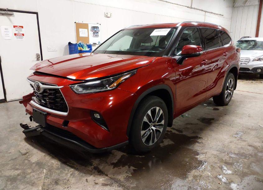 Photo 2 of 2021 Toyota Highlander XLE (VIN 5TDHZRBH0MS158664)