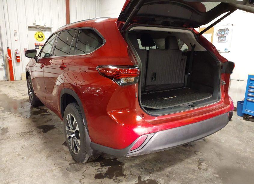 Photo 3 of 2021 Toyota Highlander XLE (VIN 5TDHZRBH0MS158664)