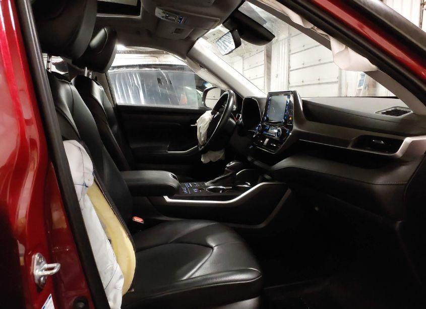 Photo 5 of 2021 Toyota Highlander XLE (VIN 5TDHZRBH0MS158664)