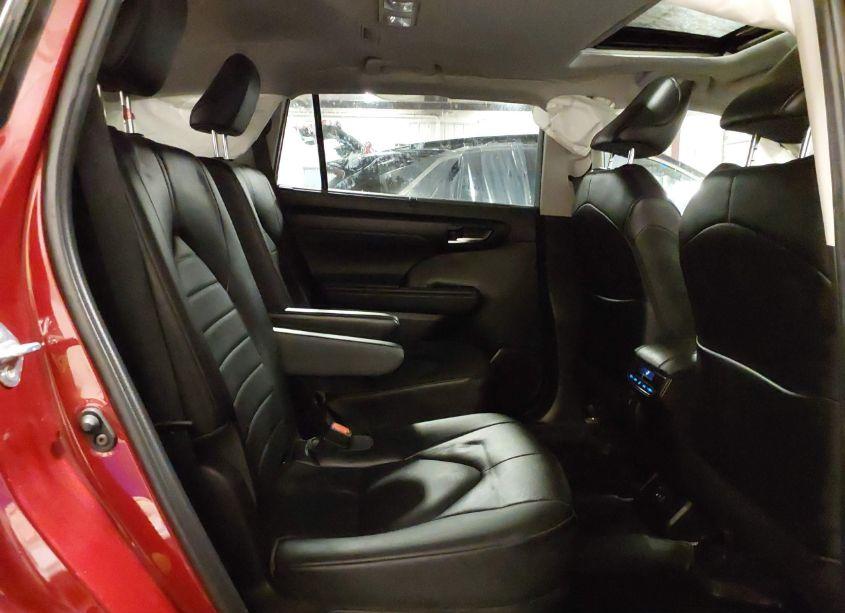 Photo 8 of 2021 Toyota Highlander XLE (VIN 5TDHZRBH0MS158664)