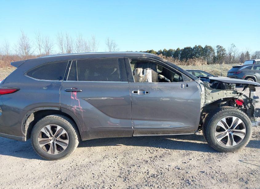 Photo 14 of 2021 Toyota Highlander XLE (VIN 5TDHZRBH0MS544727)