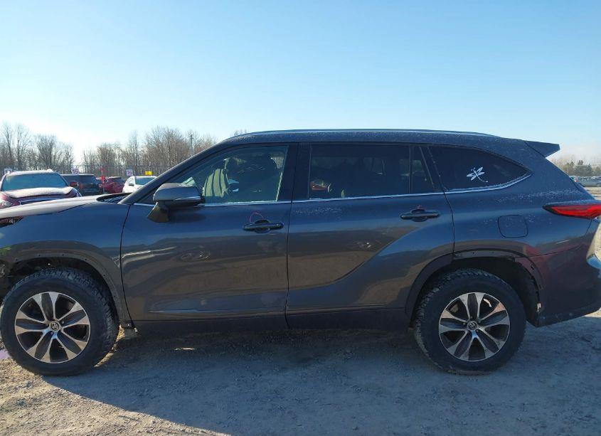 Photo 15 of 2021 Toyota Highlander XLE (VIN 5TDHZRBH0MS544727)