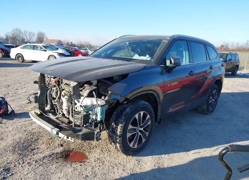 Photo 2 of 2021 Toyota Highlander XLE (VIN 5TDHZRBH0MS544727)