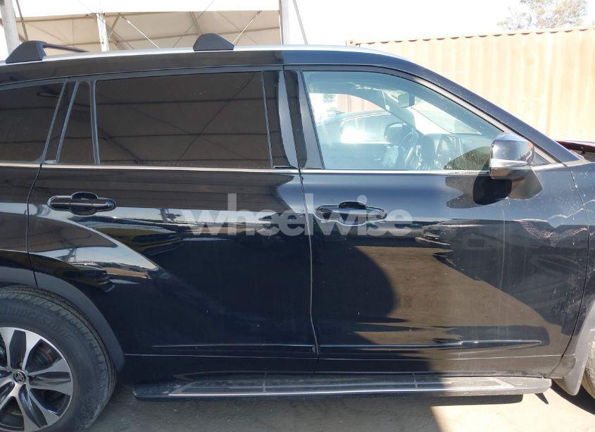 Photo 13 of 2022 Toyota Highlander XLE (VIN 5TDHZRBH0NS202972)