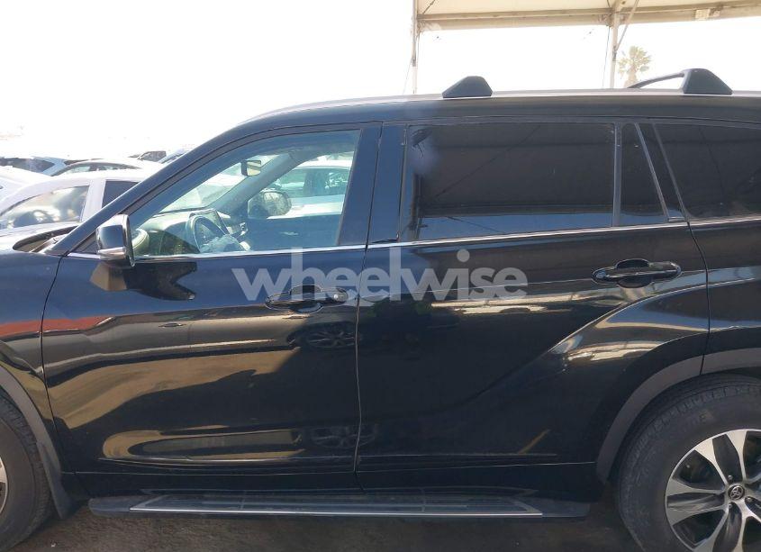 Photo 14 of 2022 Toyota Highlander XLE (VIN 5TDHZRBH0NS202972)