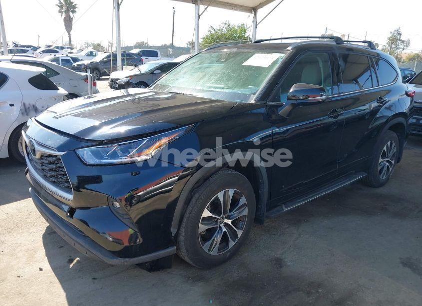 Photo 2 of 2022 Toyota Highlander XLE (VIN 5TDHZRBH0NS202972)