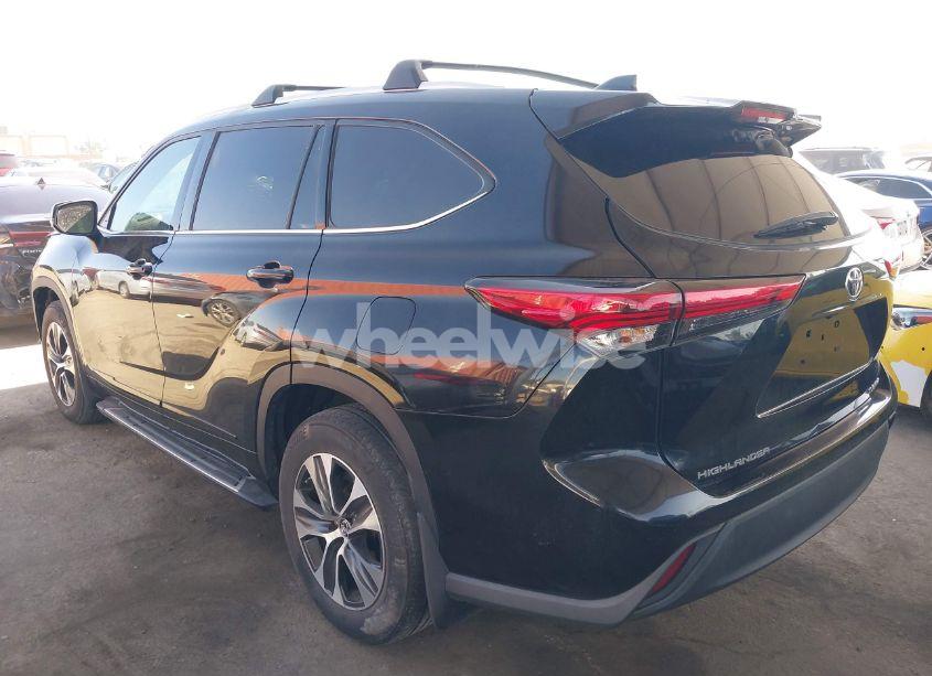 Photo 3 of 2022 Toyota Highlander XLE (VIN 5TDHZRBH0NS202972)