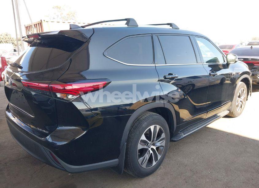 Photo 4 of 2022 Toyota Highlander XLE (VIN 5TDHZRBH0NS202972)