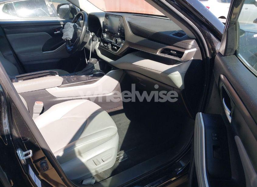 Photo 5 of 2022 Toyota Highlander XLE (VIN 5TDHZRBH0NS202972)