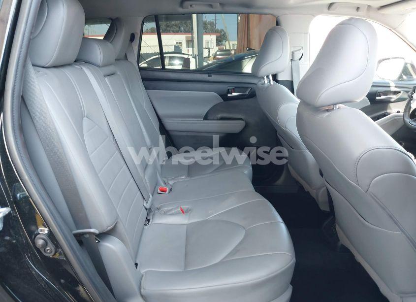 Photo 8 of 2022 Toyota Highlander XLE (VIN 5TDHZRBH0NS202972)