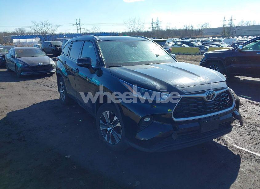 2022 Toyota Highlander XLE (VIN 5TDHZRBH0NS242484) main photo