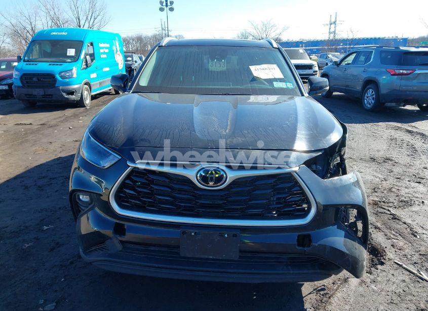 Photo 12 of 2022 Toyota Highlander XLE (VIN 5TDHZRBH0NS242484)