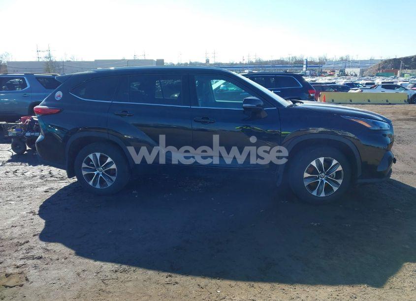 Photo 13 of 2022 Toyota Highlander XLE (VIN 5TDHZRBH0NS242484)