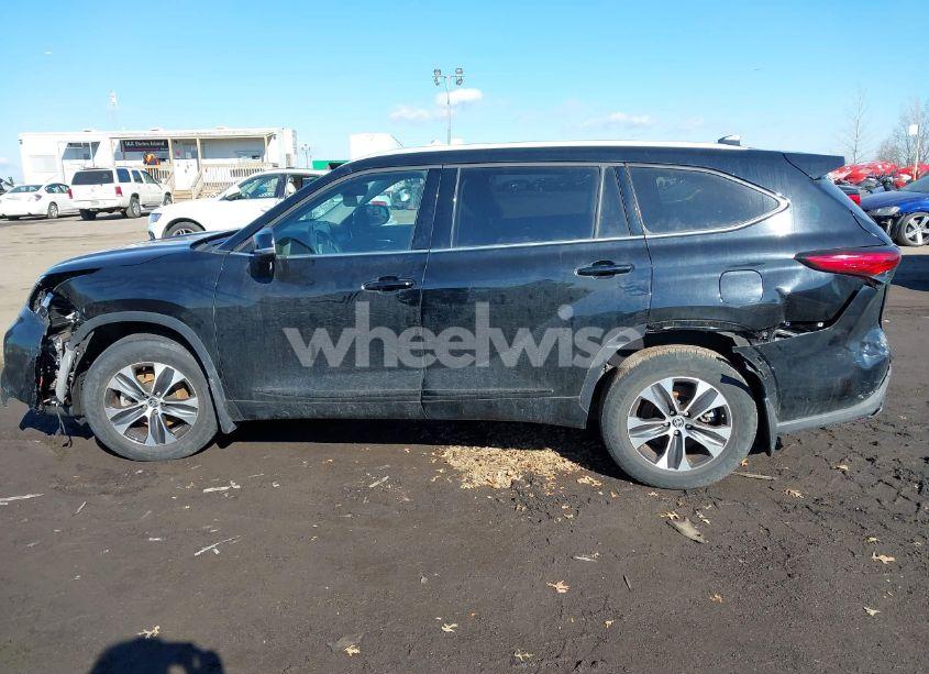 Photo 14 of 2022 Toyota Highlander XLE (VIN 5TDHZRBH0NS242484)