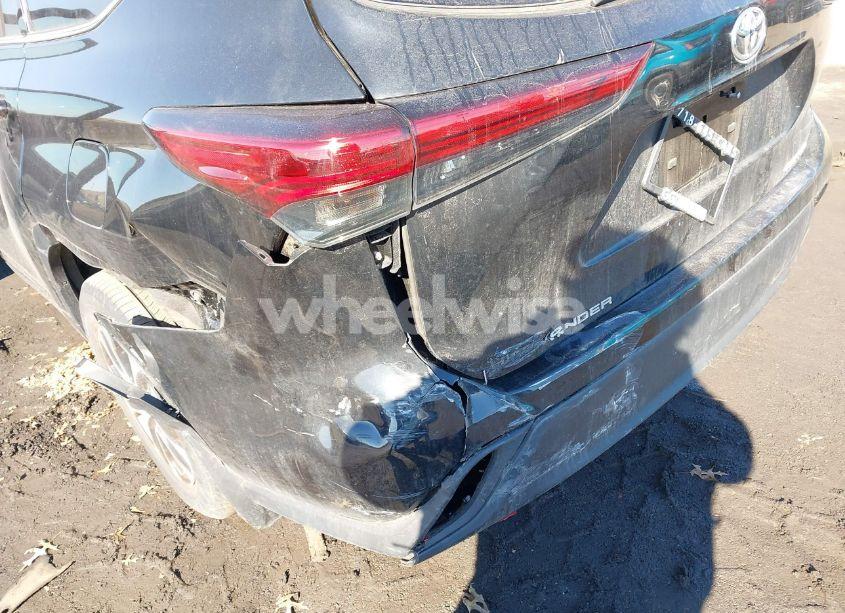 Photo 18 of 2022 Toyota Highlander XLE (VIN 5TDHZRBH0NS242484)