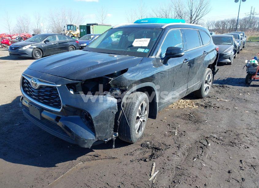 Photo 2 of 2022 Toyota Highlander XLE (VIN 5TDHZRBH0NS242484)