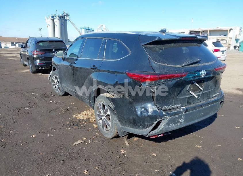 Photo 3 of 2022 Toyota Highlander XLE (VIN 5TDHZRBH0NS242484)