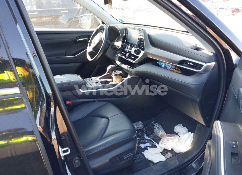 Photo 5 of 2022 Toyota Highlander XLE (VIN 5TDHZRBH0NS242484)