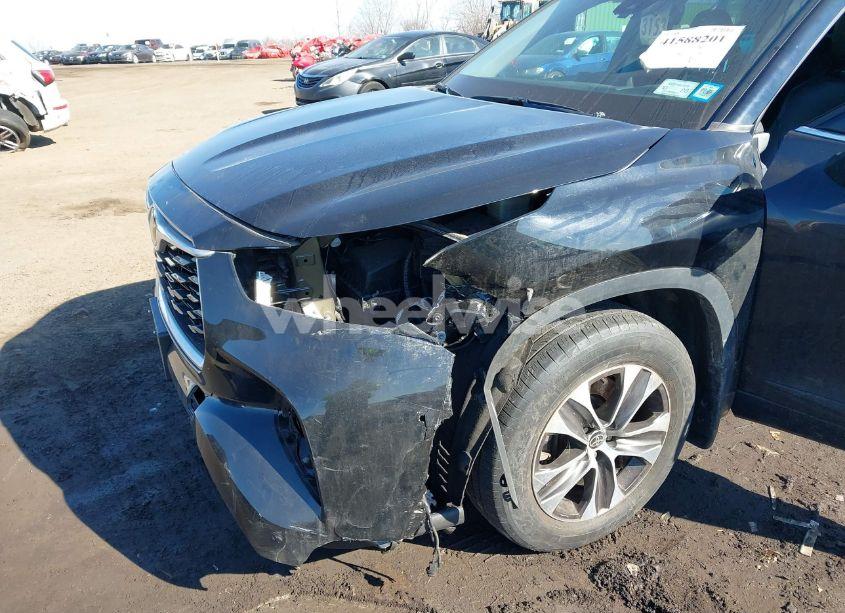 Photo 6 of 2022 Toyota Highlander XLE (VIN 5TDHZRBH0NS242484)
