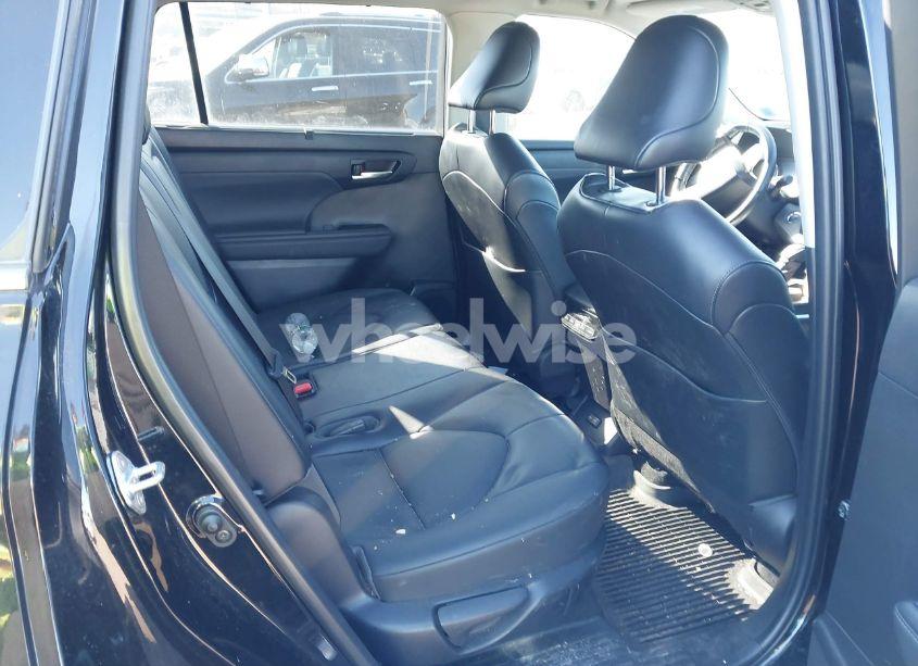 Photo 8 of 2022 Toyota Highlander XLE (VIN 5TDHZRBH0NS242484)