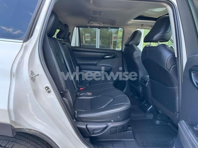 Photo 5 of 2020 TOYOTA HIGHLANDER XLE (VIN 5TDHZRBH1LS505594)