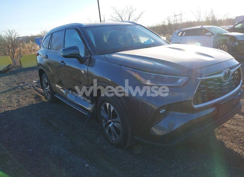 2021 Toyota Highlander XLE (VIN 5TDHZRBH1MS150363) main photo