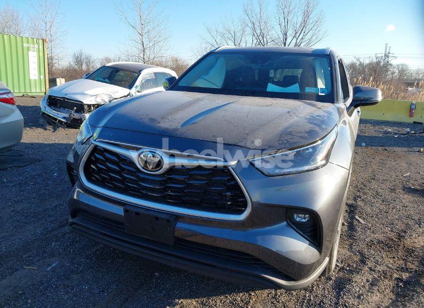Photo 12 of 2021 Toyota Highlander XLE (VIN 5TDHZRBH1MS150363)