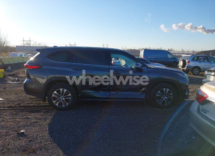 Photo 13 of 2021 Toyota Highlander XLE (VIN 5TDHZRBH1MS150363)