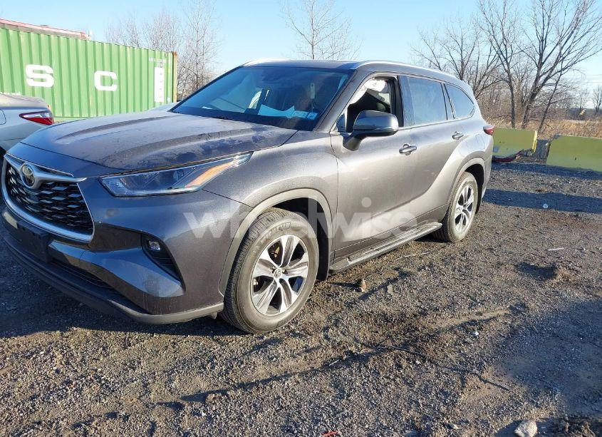 Photo 2 of 2021 Toyota Highlander XLE (VIN 5TDHZRBH1MS150363)